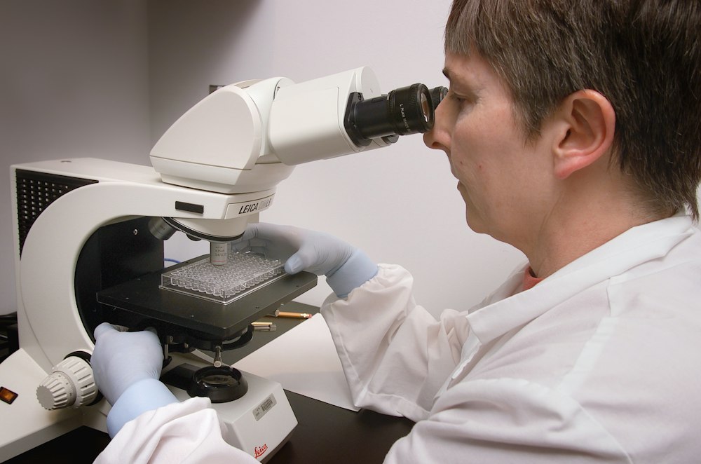 Medicinska stručnjakinja za mikroskopom